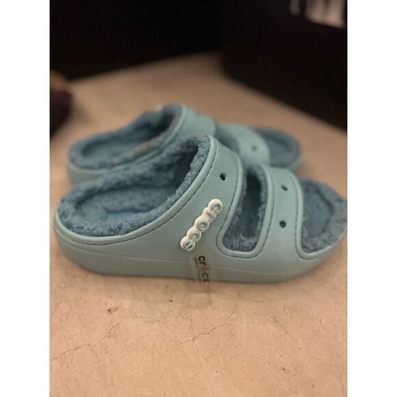 Crocs Unisex Lightweight Fuzzy Lining Classic Cozzzy Sandal Light Blue - Picture 1 of 3